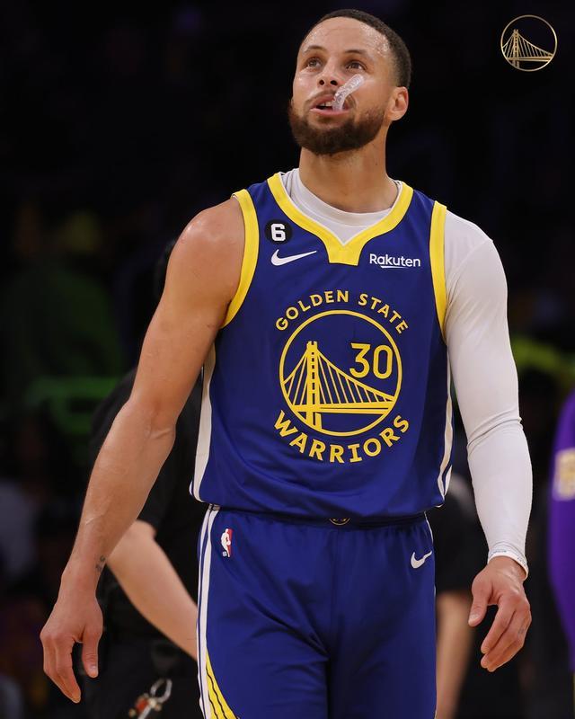 与此相对 与此相对